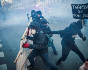 Во Франции 130 000 человек вышли на протесты против ограничений свободы прессы