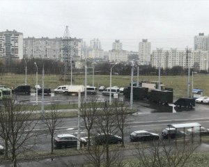 Протесты в Беларуси: силовики сооружают баррикады и стягивают спецтехнику