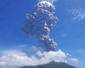 Показали видео впечатляющего извержения вулкана