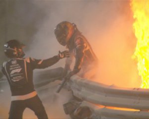 Чудом выжил: гонщик выпрыгнул из горящего авто