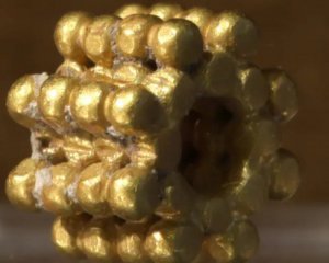 Ребенок нашел золотое украшение, которому 3 тыс. лет